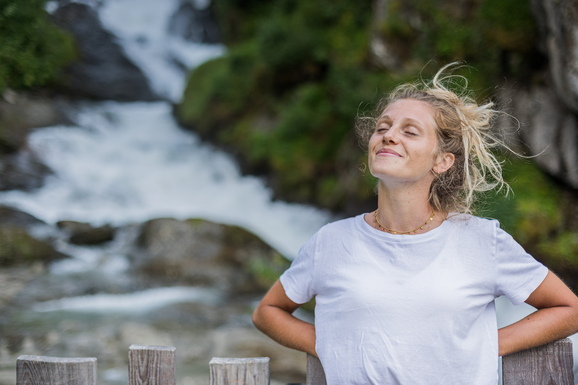 Bagno nella foresta e cascate con acqua di ghiacciai