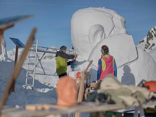 Ice Games - Concorso Internazionale Sculture di Neve Klausberg [Ice Games - Schneeskulpturenwettbewerb Klausberg]