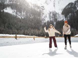 eislaufen-familie-kasern-winter-kottersteger-220217-kot-1333-26